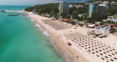 Golden Sands, Zlatni Piasaci 'deki plajın 4K hava görüntüsü. Bulgaristan 'ın Varna kenti yakınlarındaki popüler tatil beldesi