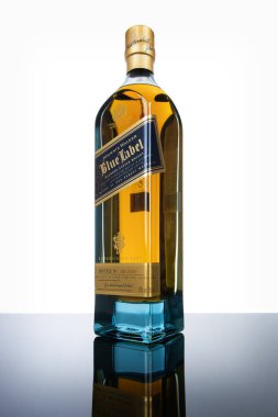 VARNA, Bulgaristan - 30 Nisan 2021: bir şişe Johnnie Walker Blue Label, lüks viski. Johnnie Walker, Diageo 'nun sahibi olduğu bir viski markası.