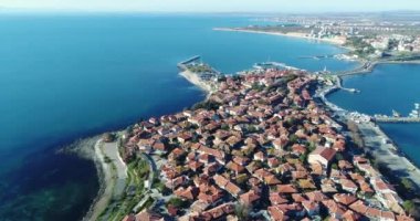 Bulgaristan 'ın Karadeniz kıyısındaki antik kenti Nessebar' ın 4K hava sahası. 