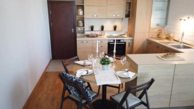 İç mekan. Akşam yemeği için servis edilen modern mutfak manzarası. Doğal ışık