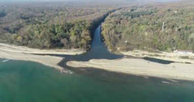 Kamchia Nehri 'nin ağzının havadan görünüşü. Kamchia Nehri Estuary, Karadeniz kıyısı, Bulgaristan