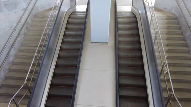 空の移動階段の4Kショットが上下に実行されます 近代的なエスカレーターの階段 — ストック動画