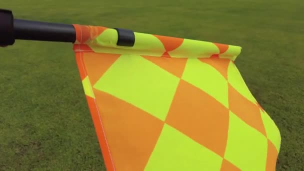 Primer Plano Bandera Del Árbitro Asistente Durante Fútbol Partido Fútbol — Vídeos de Stock