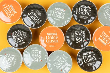 VARNA, BULGARIA - 8 Eylül 2021: Nescafe Dolce Gusto kahve kapsülleri. 