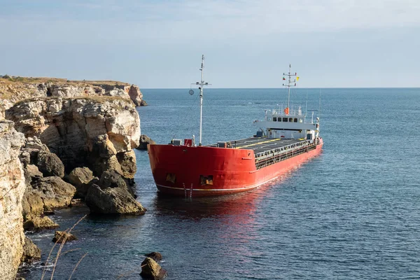 Cargo Ship Crash Stuck Rocky Shore — Stock Photo, Image