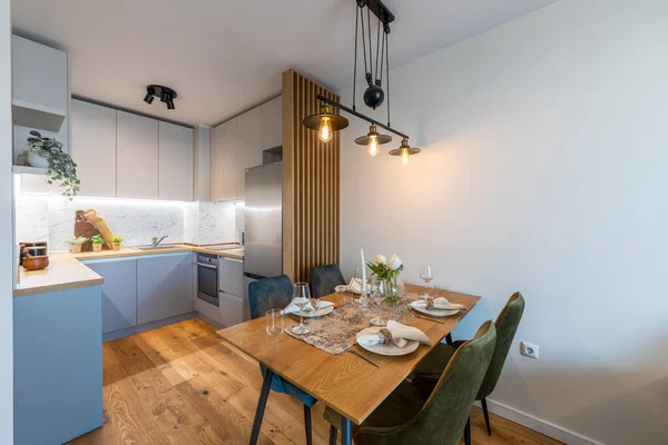 Nova Cozinha Moderna Com Mesa Servida Para Jantar Novo Lar — Fotografia de Stock