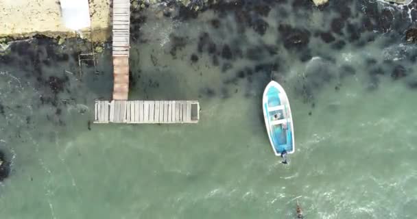 Перед Бурей Одинокая Рыбацкая Лодка Деревянный Пир Бирюзовом Океане Море — стоковое видео