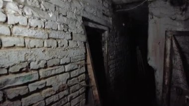 Korkunç yeraltı, bodrum katı. Bir zindanda terk edilmiş eski depolar..