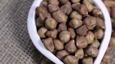 Dönüşümlü olarak soyulmuş fındıkları kapatın. Sağlıklı, besleyici yemekler..