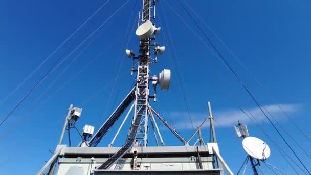 通信塔だ セルラータワー 送信データ モバイル通信用リピータとインターネット Gps 携帯電話 4Gと5G — ストック動画