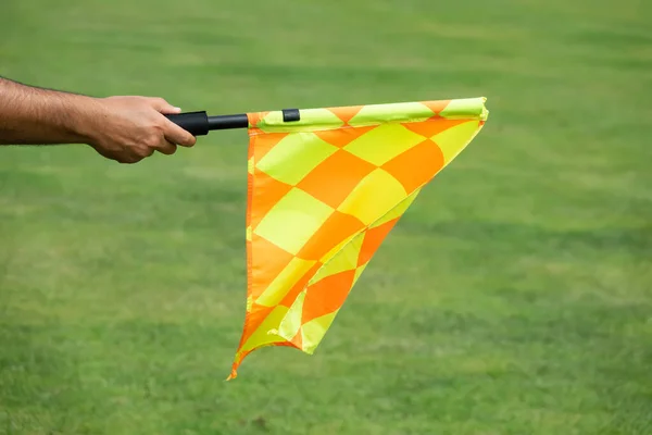 Voetbalscheidsrechter Houden Vlag Buitenspel Val — Stockfoto