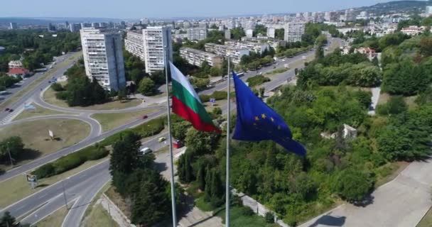 Σημαίες Βουλγαρίας Και Ευρωπαϊκής Ένωσης Κυματίζουν Στον Άνεμο Εναέρια Dron — Αρχείο Βίντεο