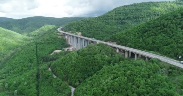 Widok Lotu Ptaka Autostradę Piękny Krajobraz Naturalny Most Górski — Wideo stockowe