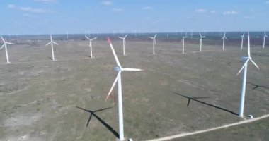 Yel değirmeni çiftliğinin 4K hava filosu. Modern rüzgar türbinleri. Rüzgar en temiz, yenilenebilir enerji kaynağıdır..