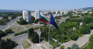 Bulgaristan ve Avrupa Birliği bayrakları rüzgarda dalgalanıyor. Bulgaristan 'ın Varna kentinin 4K hava aracı videosu. 