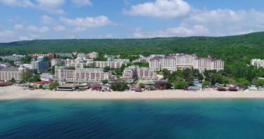 Golden Sands, Zlatni Piasaci 'deki plaj ve otellerin 4K klibi. Bulgaristan 'ın Varna kenti yakınlarındaki popüler tatil beldesi