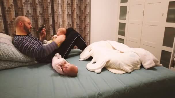 Father Take Care His Baby Twins Time Lapse — Vídeo de Stock