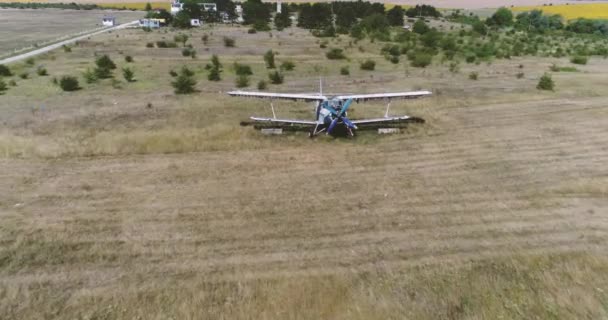 Aerial Video Old Broken Abandoned Airplane Flying — 图库视频影像