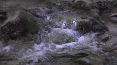 Nehir şelalesi kayaları akar. Dağ nehri. Nehir deresi deresi. Yavaş çekim.