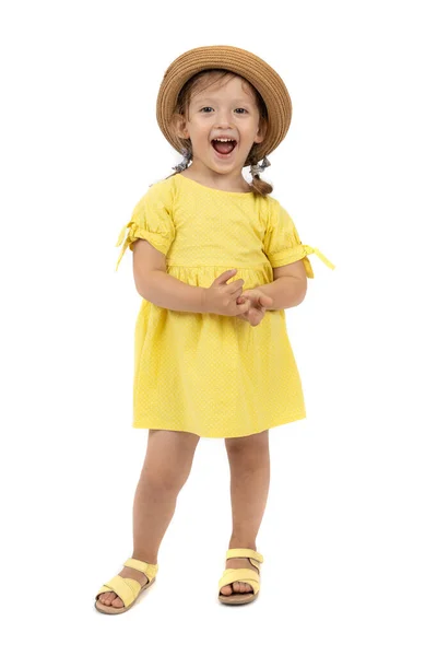 Nettes Kleines Mädchen Mit Hut Und Gelbem Kleid Posiert Und — Stockfoto