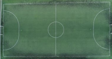 Yeşil futbol sahası, futbol sahası. Yeşil, boş bir futbol sahasında tepeden aşağı manzara