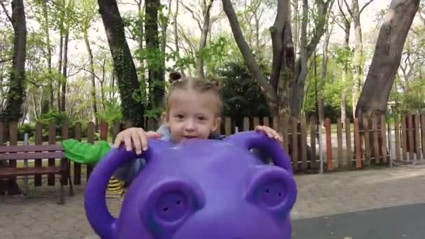 Kislány Jól Érzi Magát Szabadtéri Játszótéren Boldog Gyermekkor Fogalma Pozitív — Stock videók