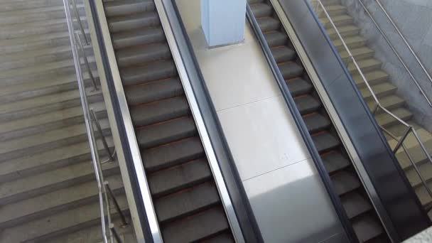 Felvétel Üres Mozgó Lépcsőházról Ami Fel Szaladgál Modern Mozgólépcsők — Stock videók