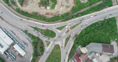 Şehir merkezinin sokak trafiğinin en alt görüntüsü. Şehir manzarası. 4K video. Sofya, Bulgaristan