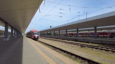 Sofya, Bulgaristan - 15 Mayıs 2020: Sofya merkez istasyonuna tren geliyor.  