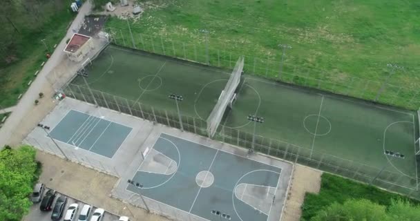 Аерофотозйомка Громадського Футболу Футбольних Полів Тенісного Корту Баскетбольного Поля Парку — стокове відео