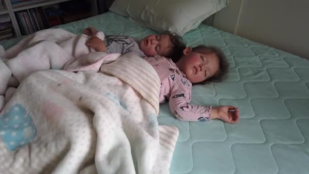 Duas Irmãs Giras Dormem Crianças Irmãzinhas Dormindo Cama Casa — Vídeo de Stock