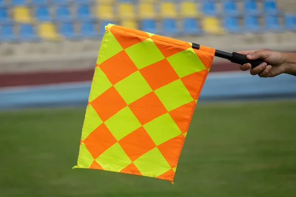 Voetbalscheidsrechter Houden Vlag Buitenspel Val — Stockfoto