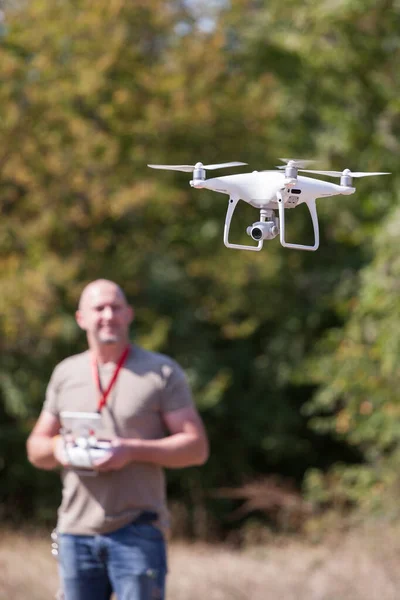 Uomo Con Drone Volante Nel Parco Uomo Con Telecomando Mano — Foto Stock
