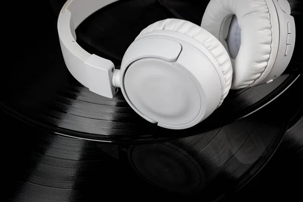 Beyaz Kablosuz Kulaklıklar Eski Plaklarda Müzik Konsepti Rretro Ses Sistemi — Stok fotoğraf