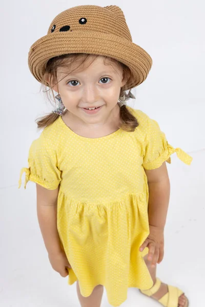 Χαριτωμένο Κοριτσάκι Καπέλο Και Κίτρινο Φόρεμα Ποζάρει Και Χαμογελάει — Φωτογραφία Αρχείου