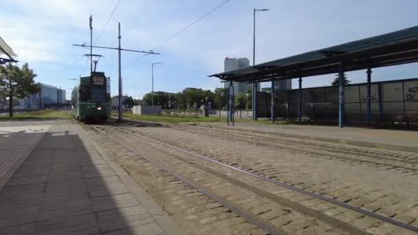 Sofia Bulgária Maio 2019 Tram Drive Verde Perto Estação Ferroviária — Vídeo de Stock