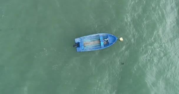 Vista Arriba Hacia Abajo Barco Pesca Solitario Océano Mar — Vídeos de Stock