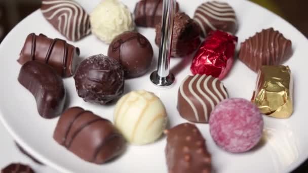 Schokoladenbonbon Rotierend Aus Nächster Nähe Auf Gemischten Pralinen Schokoladenbonbons — Stockvideo