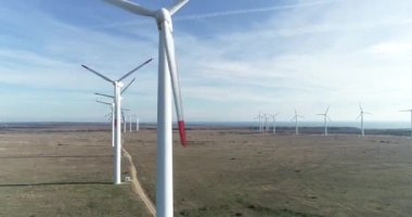 Rüzgar türbininin hava görüntüsü. Elektrik üretimi için yel değirmeni. Yeşil enerji. Yenilenebilir enerji.