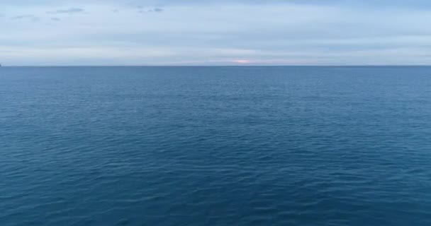 4K无人侦察机飞越海洋上空 靠近水 — 图库视频影像