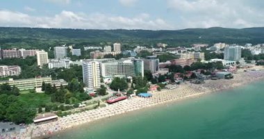 Golden Sands, Zlatni Piasaci 'deki plaj ve otellerin havadan görüntüsü. Bulgaristan 'ın Varna kenti yakınlarındaki popüler tatil beldesi