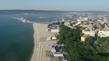 Varna şehri, Bulgaristan, Plaj, eski şehir ve deniz bahçesi üzerindeki güzel şehir manzarası. 4K panoramik hava görüntüsü. Varna Bulgaristan 'ın deniz başkentidir.