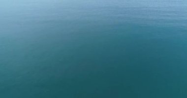 4k drone video uçuş okyanus, deniz üzerinde. Suya yakın.