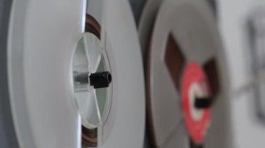 Müzik çalan kasetçalar için klasik makara. Eski teyp üzerinde dönen makaralar. Kapatın. Çal.