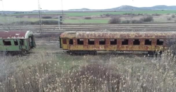 駅で放棄された古い鉄道ワゴンの空中ビュー 旧列車用ワゴン — ストック動画
