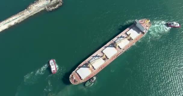 Aerial Top View Tug Boats Assisting Big Cargo Ship Large — Stock Video