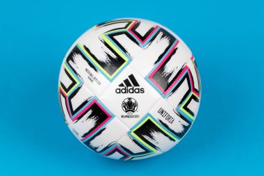 Varna, Bulgaristan - 29 Kasım 2019: Adidas UNIFORIA UEFA Euro 2020 resmi futbol turnuvası, mavi zemin üzerine