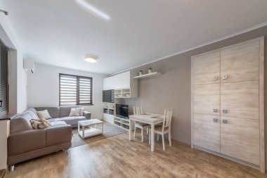 Yeni modern oturma odası. Yeni evim. İç fotoğrafçılık. Ahşap zemin.