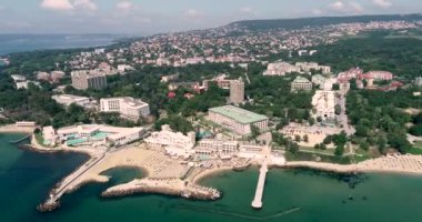 Saints Constantine ve Helena 'nın hava manzarası, Bulgaristan' ın Karadeniz kıyısındaki Varna yakınlarındaki tatil beldesi