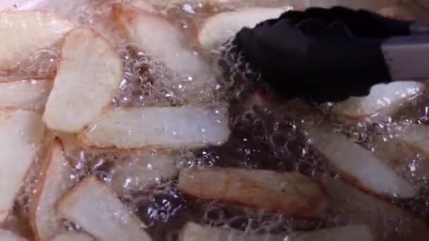 Kızgın Yağda Kızaran Patatesleri Yakın Yapımı Yağda Kızarmış Patates Kızartması — Stok video